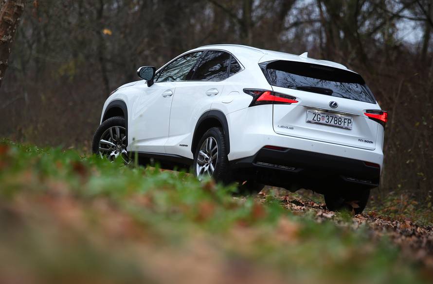 Auto s čak tri motora: Hibridni  Lexus jednostavno je oduševio