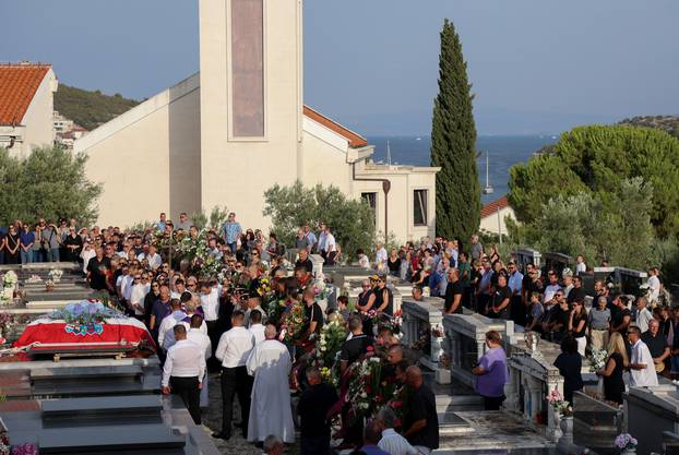 Vinišće: Posljedni ispraćaj pomorca Boška Kostovića stradalog u nesreći Jadrolinijinog trajekta