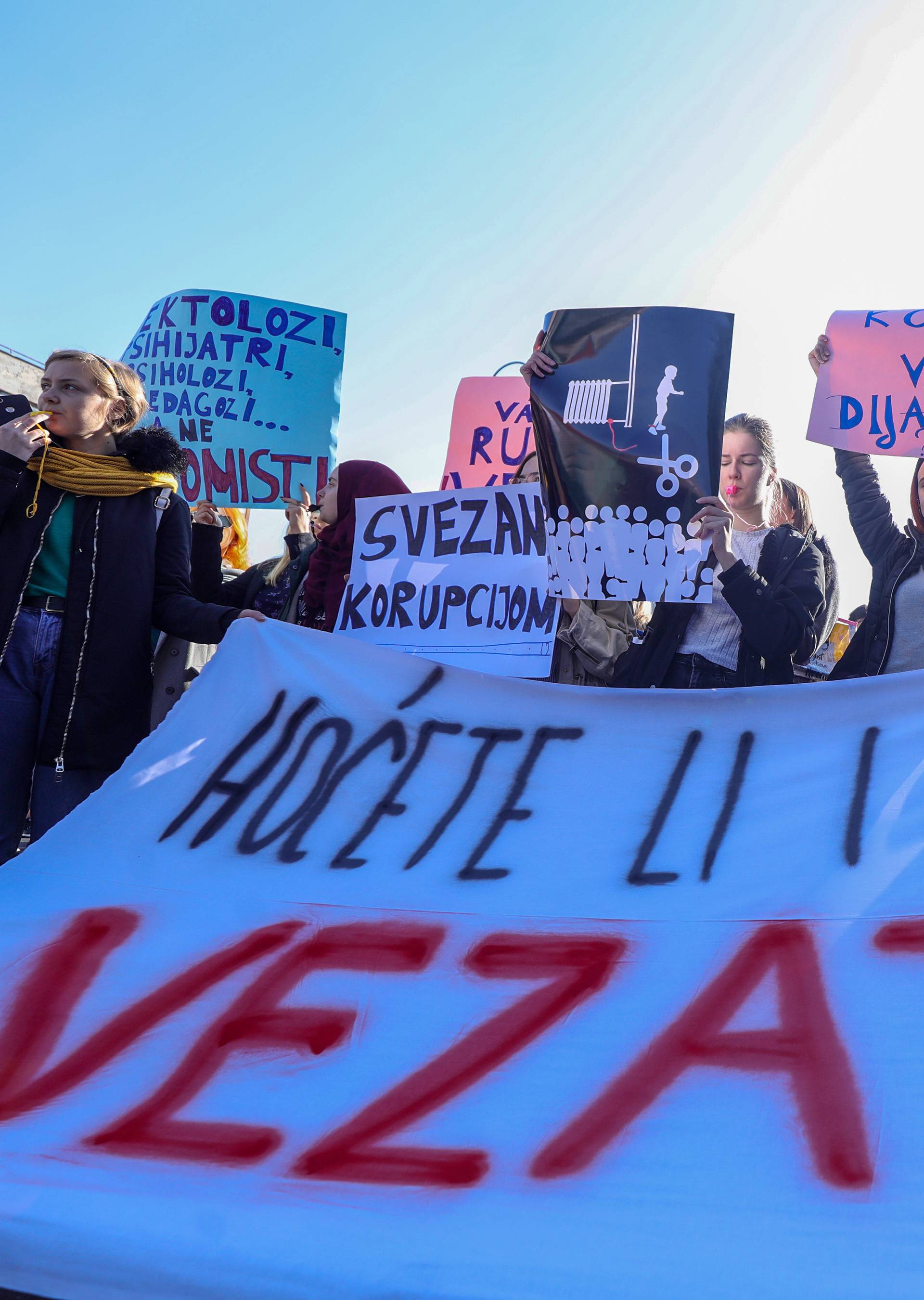 Sarajlije prosvjedovali i poručili vladi: 'Hoćete li i nas vezati?'