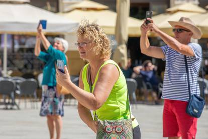 Turisti u Puli iskoristili dan za šetnju i fotografiranje grada