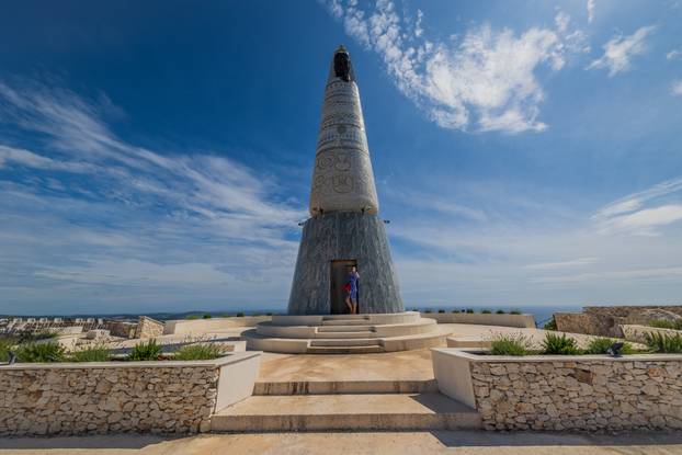 Pogled na panoramu Primoštena s vidikovca Gospe od Loreta