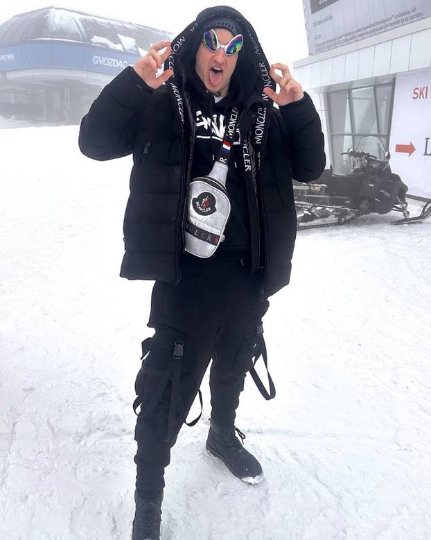 FOTO Ovo je najslušaniji izvođač u Hrvatskoj: Fanovima pljuje u usta, razbija im jaja o glavu...