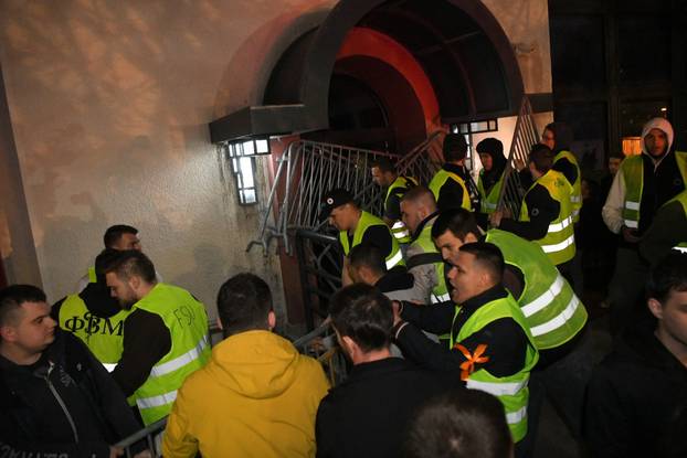 FOTO Studenti blokirali zgradu RTS-a u Srbiji, policija ih je tjerala i udarala pendrecima