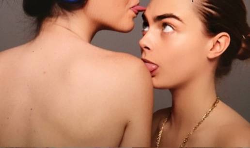 C. Delevingne i Kendall Jenner se u toplesu međusobno ližu