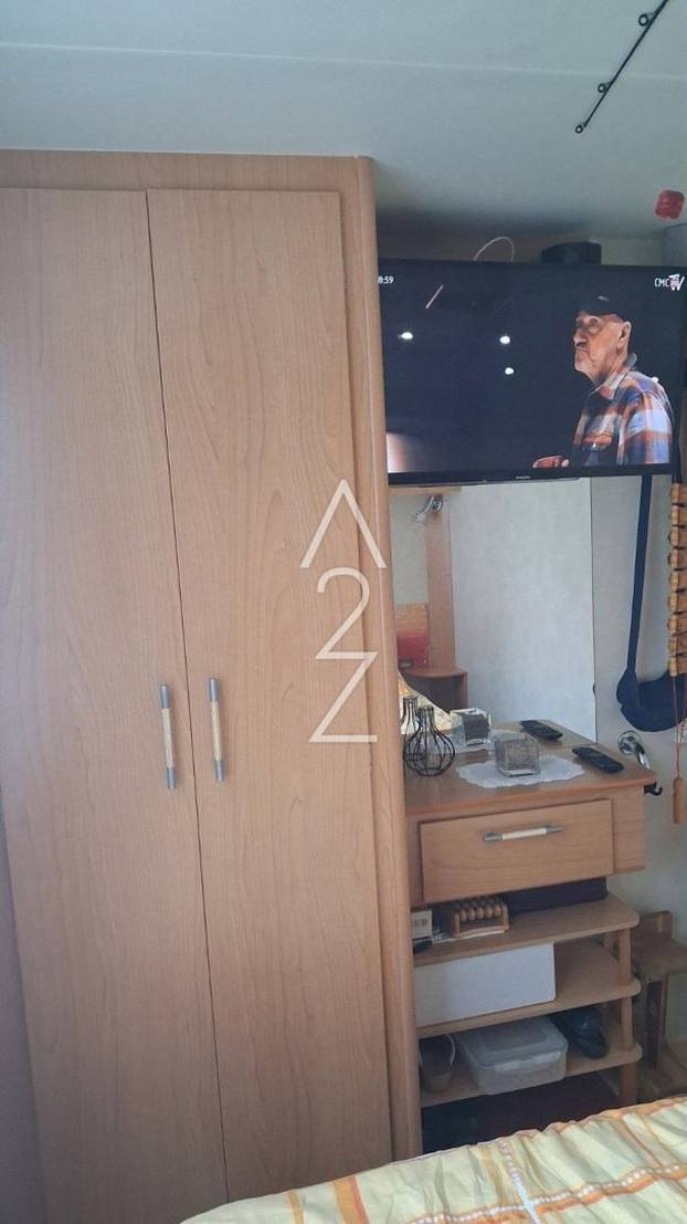 FOTO U Novalji prodaju kućicu od 30 m2 za 12.000 €! Mobilna je: 3 su hladnjaka i ova oprema