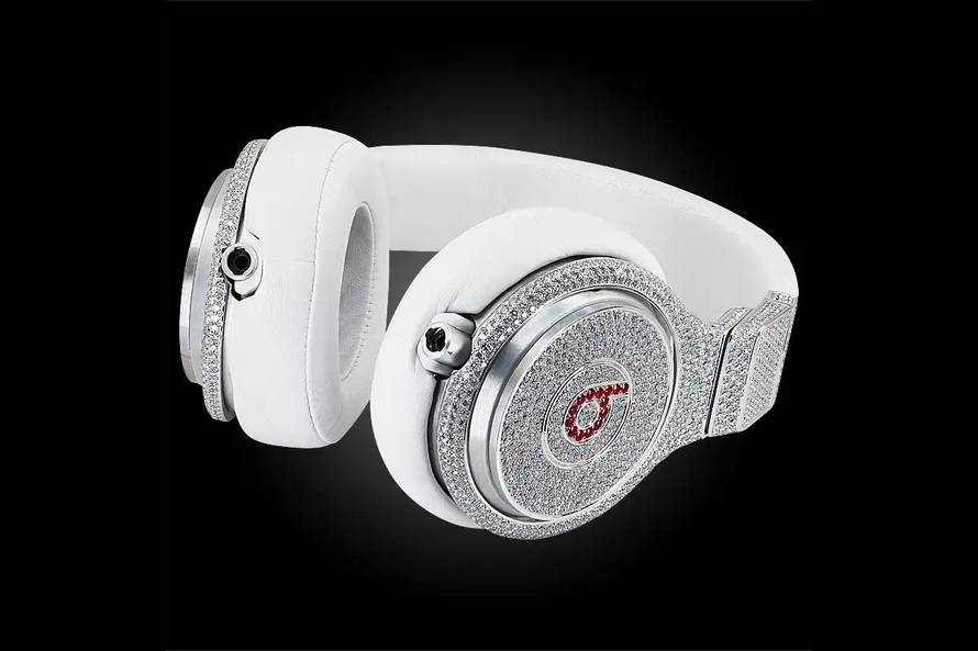 1stibs propose un casque couvert de 126.76 carats de diamants et de rubis pour la somme de 750,000 dollars