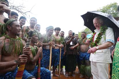 FOTO Charles i Camilla stigli su na Samou, obukli se u bijelo i okitili zanimljivim ogrlicama...