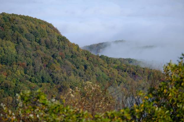 Pogled sa Sljemena na Zagreb koji je prekriven gustom maglom 