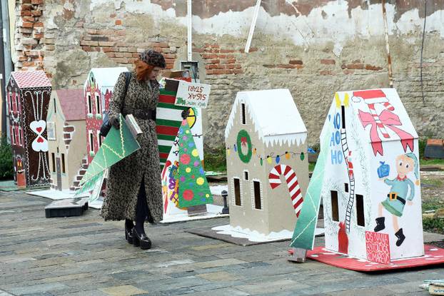 Sisak: Postavljanje adventskih kućica koje su napravila djeca