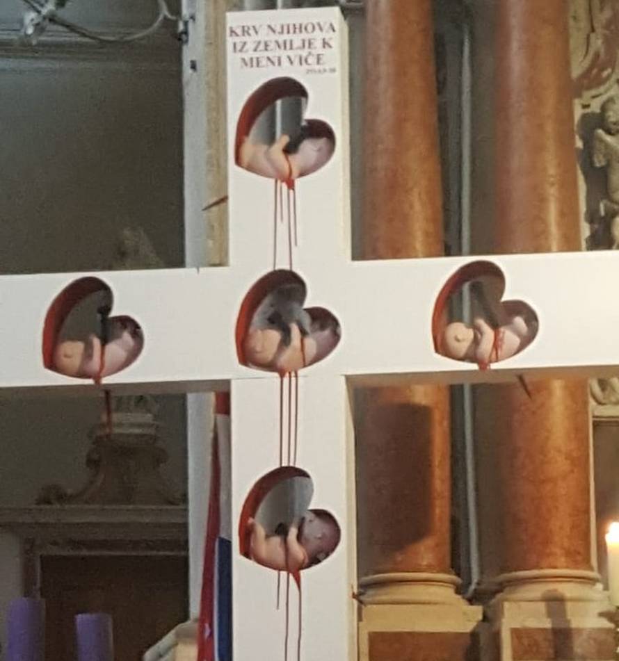 Crkva u Vodicama postavila je križ s 'fetusima' koji krvare