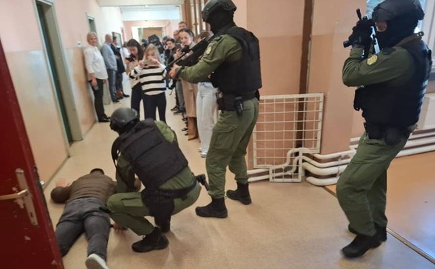 FOTO Vježba talačke krize po školama: Specijalci pokazali što napraviti u kriznim situacijama