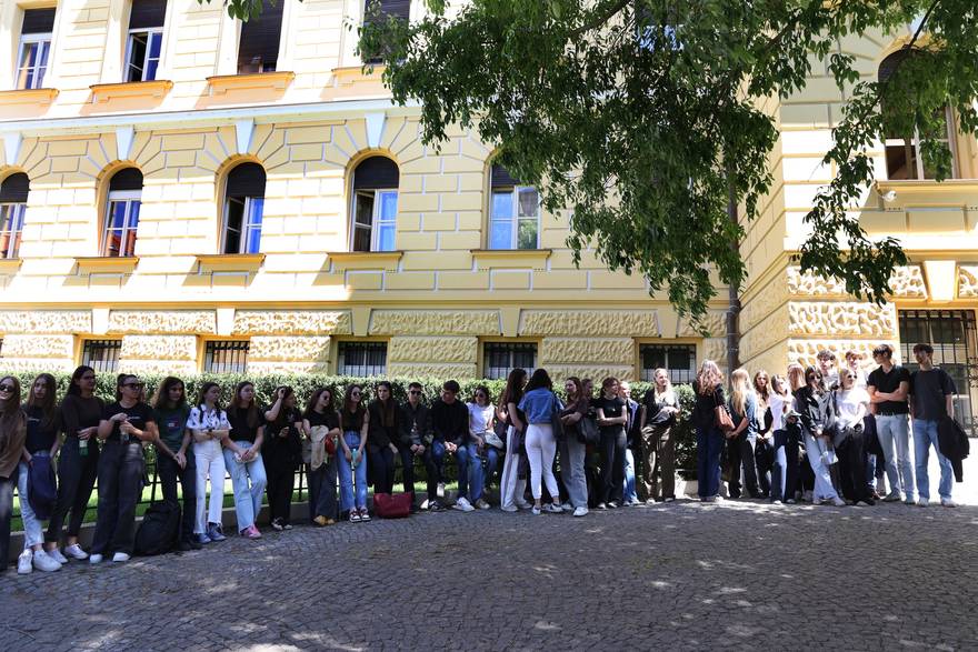 Gra&dstrok;ani pale svije&cacute;e za ubijenog Luku, u &Scaron;ibeniku 19 minuta &scaron;utnje
