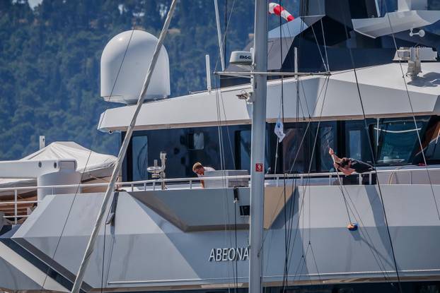 U Marini Kaštela već danima su privezane luksuzne jahte Jeffa Bezosa