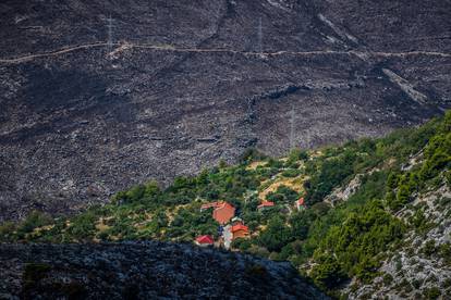 FOTO Crna, spaljena zemlja: Prizori opožarene Žrnovnice