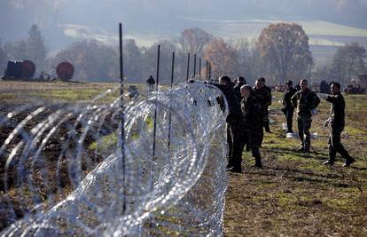 Slovenska policija vlasnicima zemljišta: 'Žica je privremena'