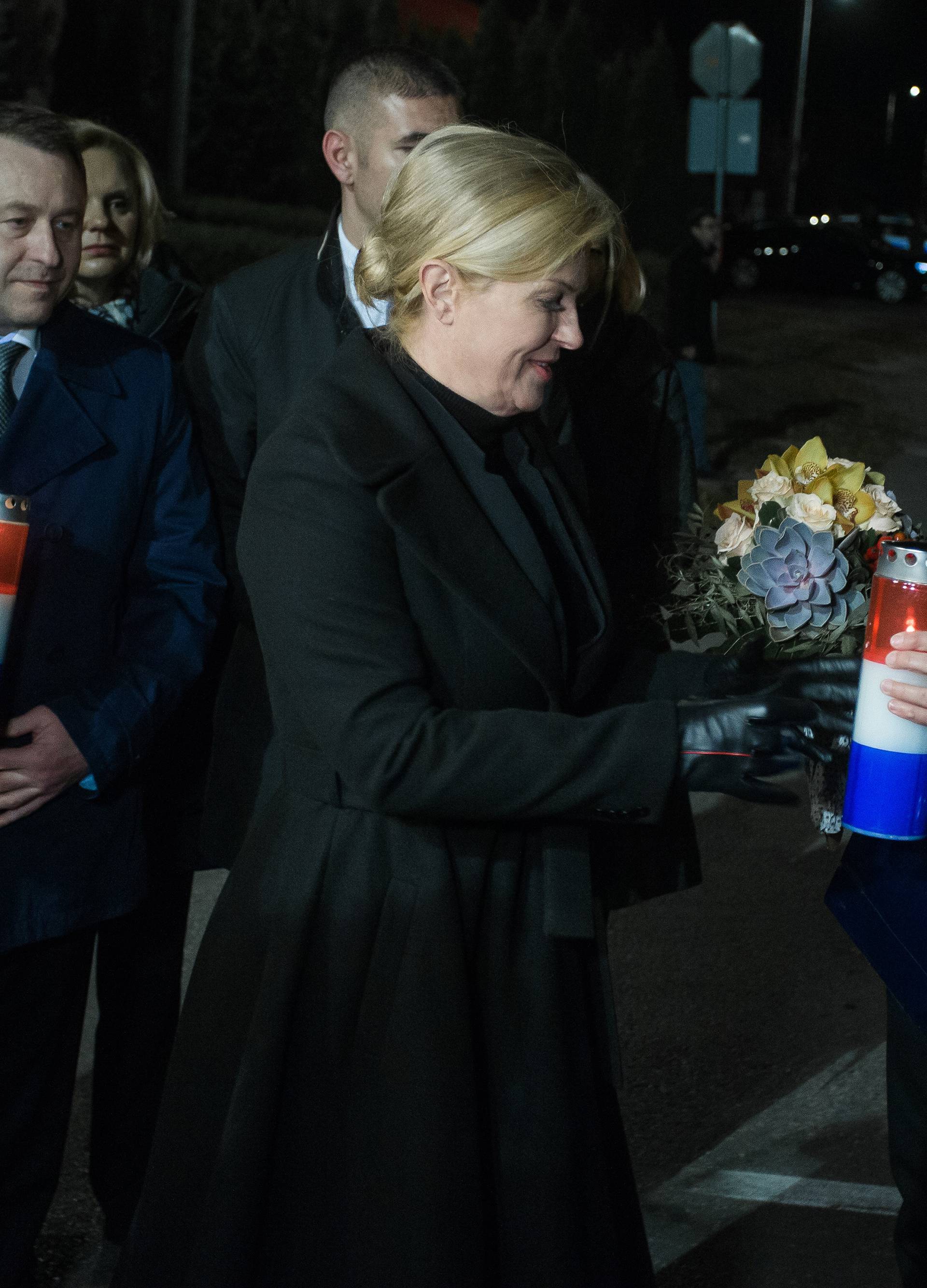 Predsjednica Grbar-KitaroviÄ u Lovasu s mjeÅ¡tanima upalila svijeÄe za Vukovar