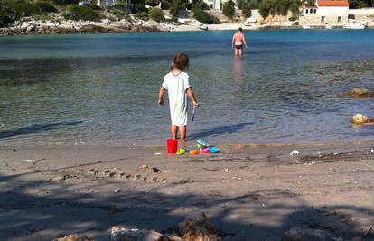 More je na viške plaže nanijelo i rabljene medicinske šprice