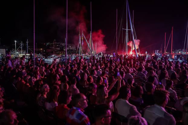 Vela Luka: Tisuće okupljenih na koncertu "Trag u beskraju" u čast Oliveru Dragojeviću