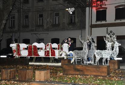 Sisak: Paljenjem prve adventske svijeće počela je manifestacija Božić u srcu grada
