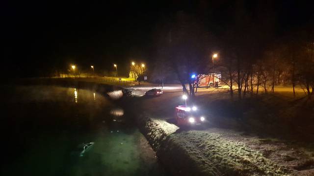 Autom sletjeli s mosta u rijeku Krku, djevojka teško ozlijeđena