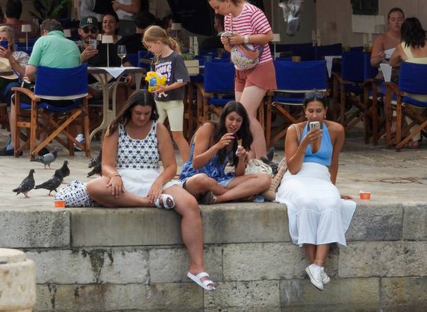 Dubrovnik ljeti, tisuće posjetitelja, ali i bogata ponuda za svakoga