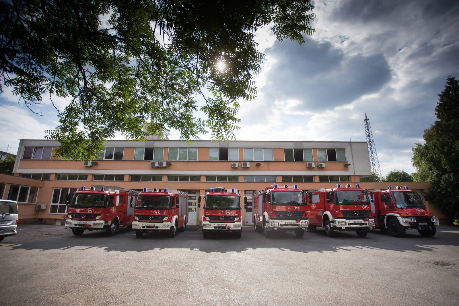 Osijek: UkljuÄene sirene na kamionima za poginulog vatrogasca Ivana GalekoviÄa