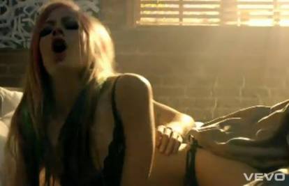 Avril Lavigne imidž punkerice zamijenila čipkastim rubljem