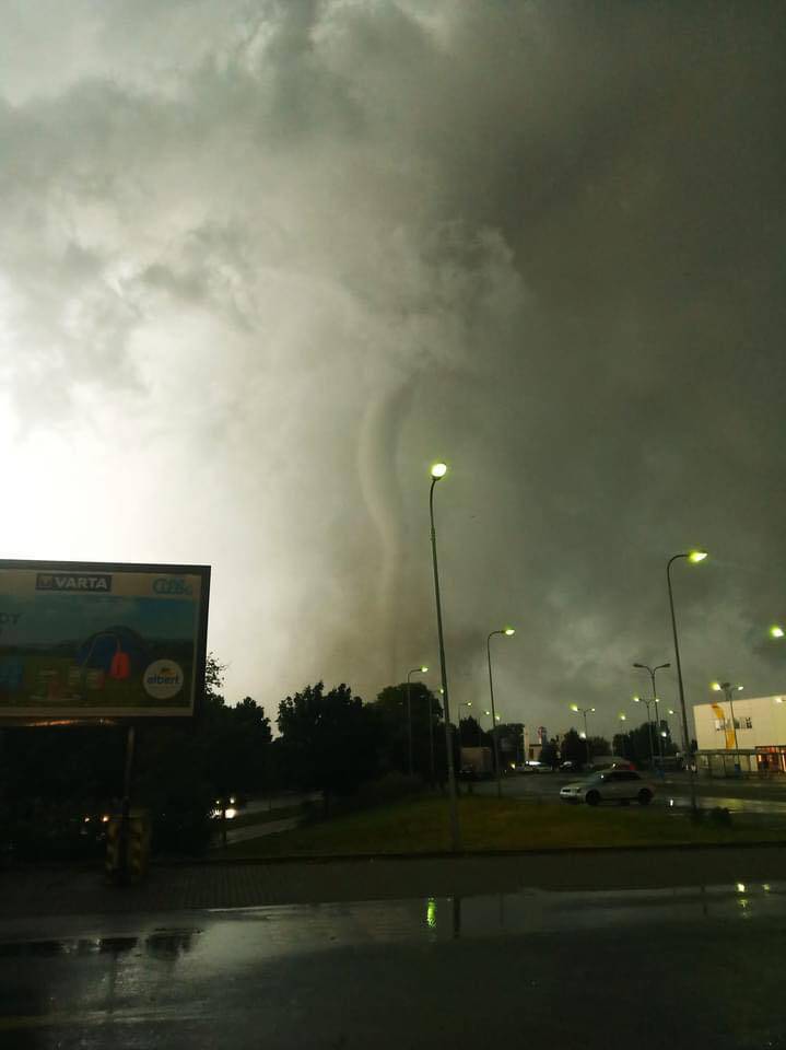 VIDEO Tornado poharao Češku i sravnio sedam sela: Ima mrtvih, ozlijeđeno je više od 200 ljudi