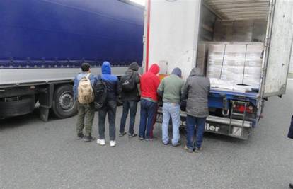 Ilegalci žele u EU: Skrivali se u hladnjaku i podvozju kamiona