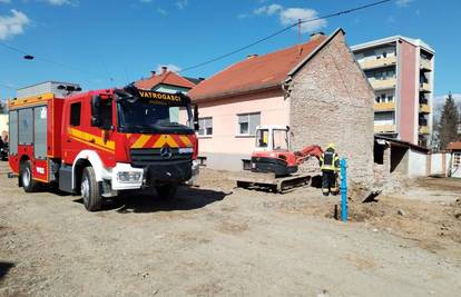 Nesreća na radu u Požegi: Pripremao armaturu pokraj kuće pa se na njega urušio zid
