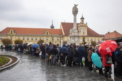 Osijek: Podjela fiš paprikaša građanima na Tvrđi