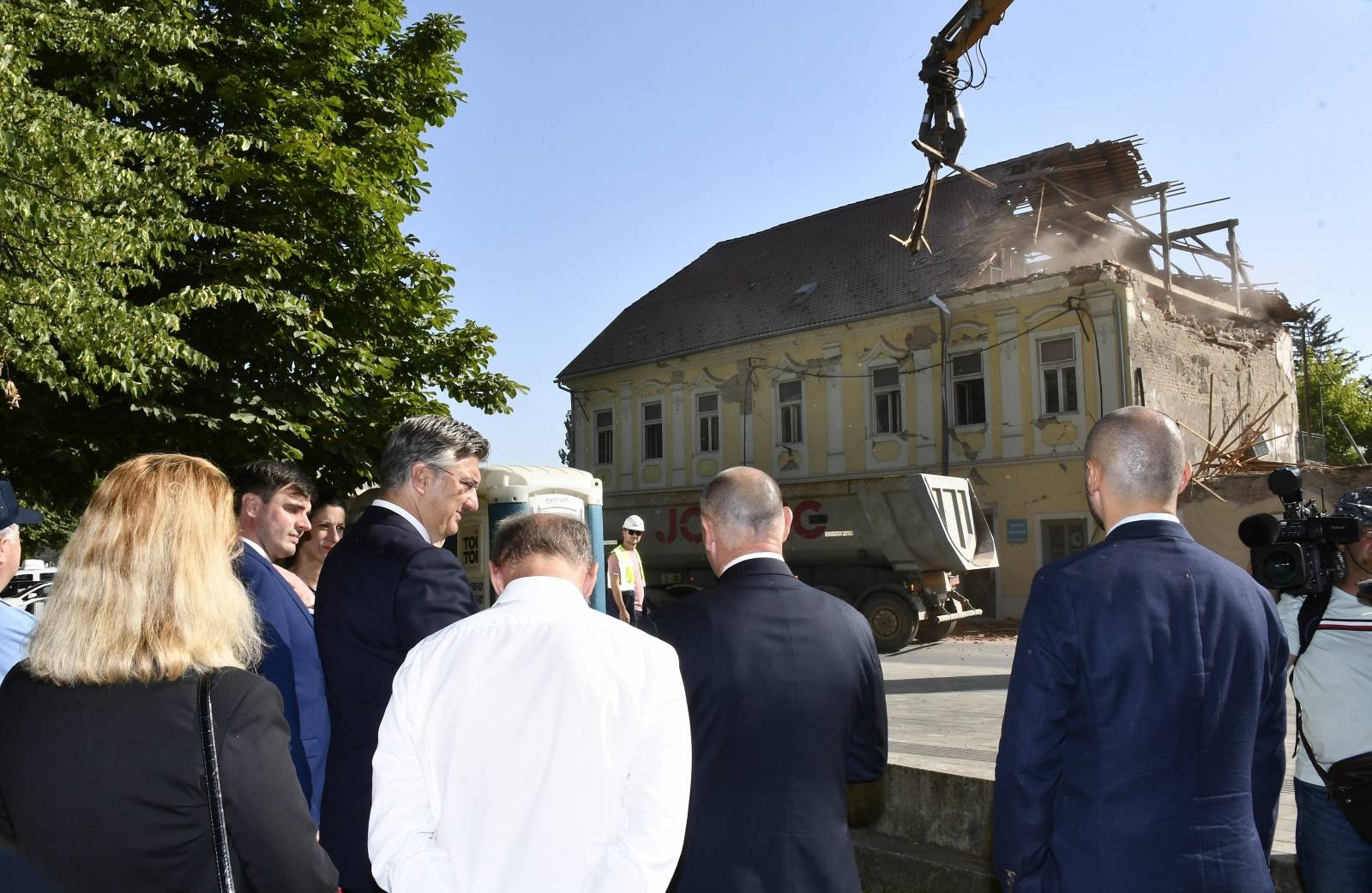 Andrej Plenković i Tomo Medved prisustvovali uklanjanju ruševina u centru Petrinje