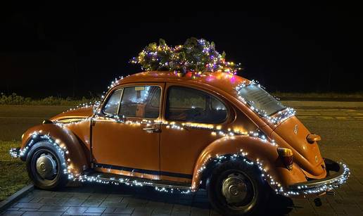 FOTO Atrakcija kraj Pleternice: 'Susjedi su odu&scaron;evljeni Bubom, oki&cacute;ena je s tri tisu&cacute;e lampica'