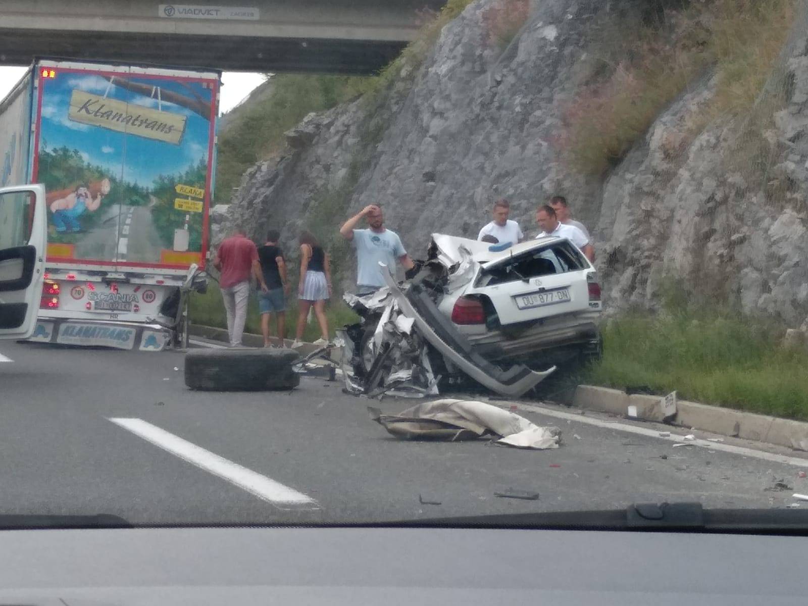 Auto smrskan, vozača prebacili u riječku bolnicu nakon sudara