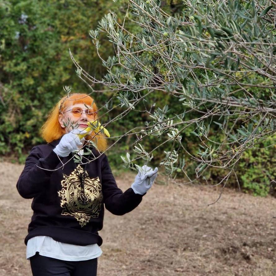 Pogledajte kako se Josipa Lisac snašla u jesenskoj radnoj akciji: 'I ovo radite sa stilom, bravo'