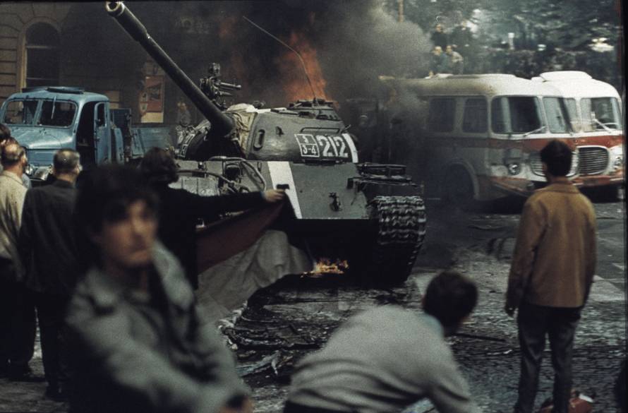 Prag 1968, Brennende Panzer in Prag