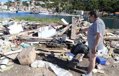 Uz samo more: Leš ovce bacili na divlji deponij pa ga zapalili