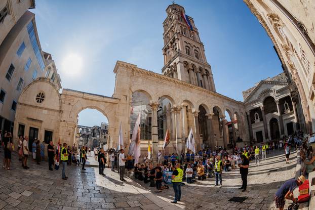 Split: Održana je molitva krunice na splitskom Peristilu