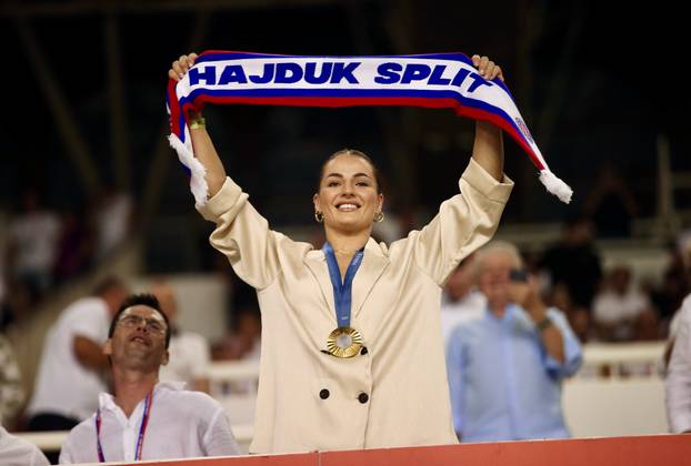 Zlatna olimpijka Barbara Matić na utakmici između Hajduka i Slaven Belupa