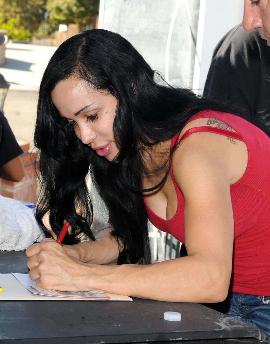 La Habra: Nadya Suleman, majka 14-ero djece, održala dvorišnu prodaju