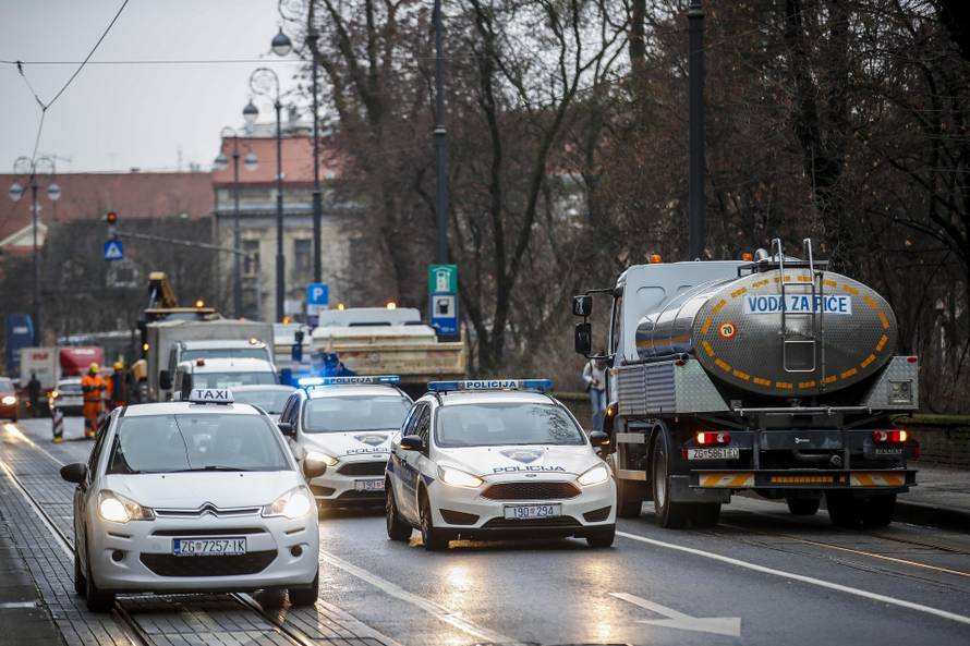 Zagreb: Radnici saniraju puknutu cijev na Ribnjaku