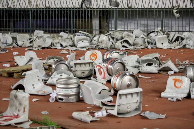 Split: Razbijene stolice nakon sukoba Torcide i policije 