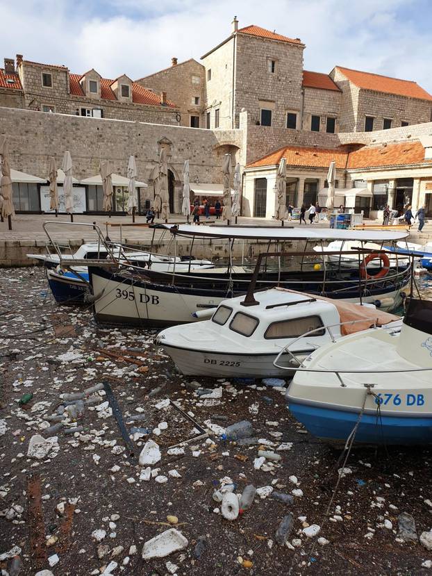 Dubrovnik: Jako jugo u staru gradsku luku donijelo velike količine smeća