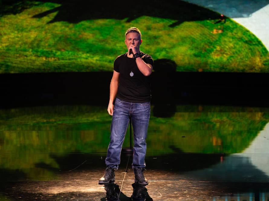 Sven Pocrnić transformirao se u Thompsona i podigao publiku na noge, pogledajte nastup