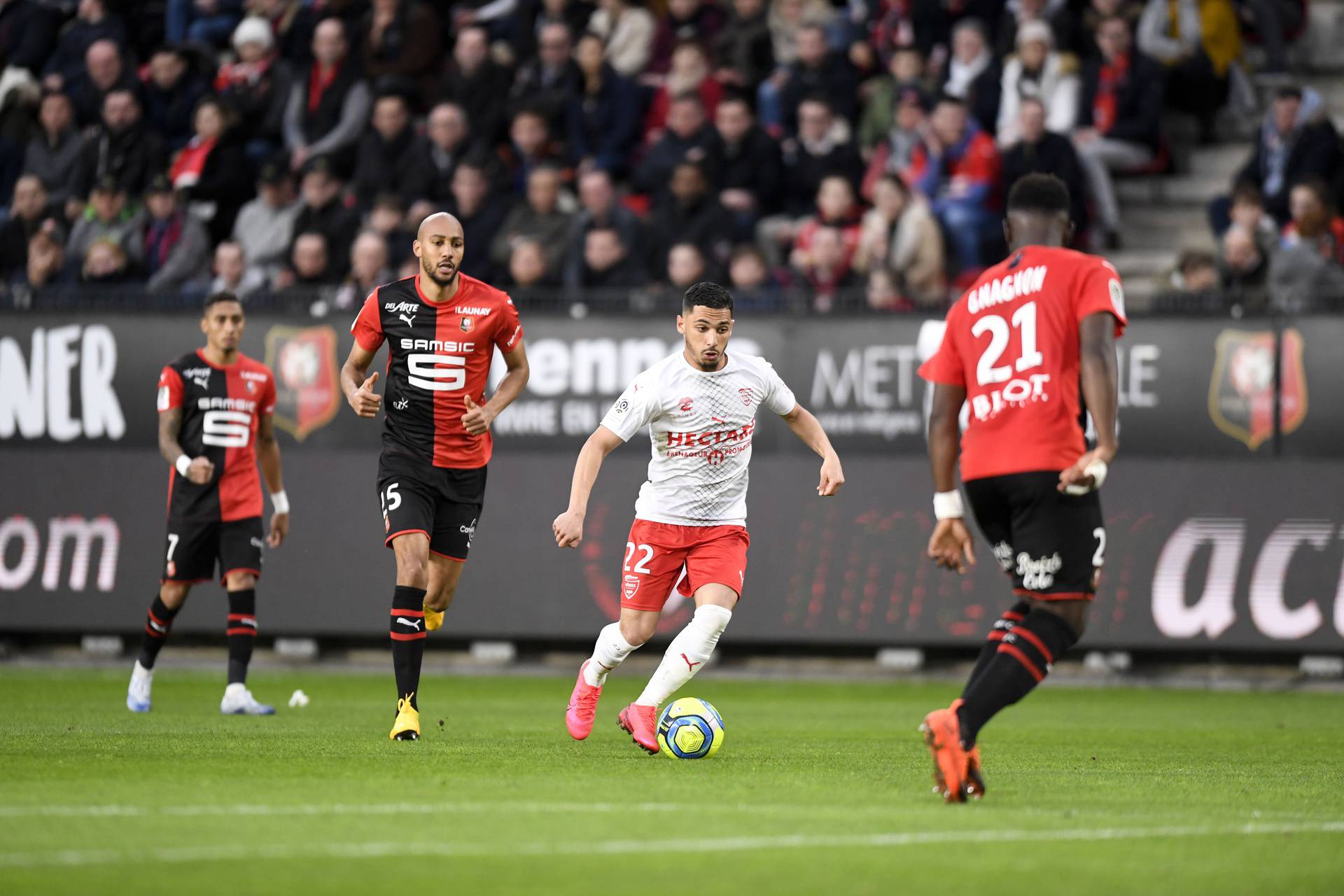 Match de Ligue 1 opposant le Stade rennais football club au Nîmes Olympique au stade Roazhon Park à Rennes