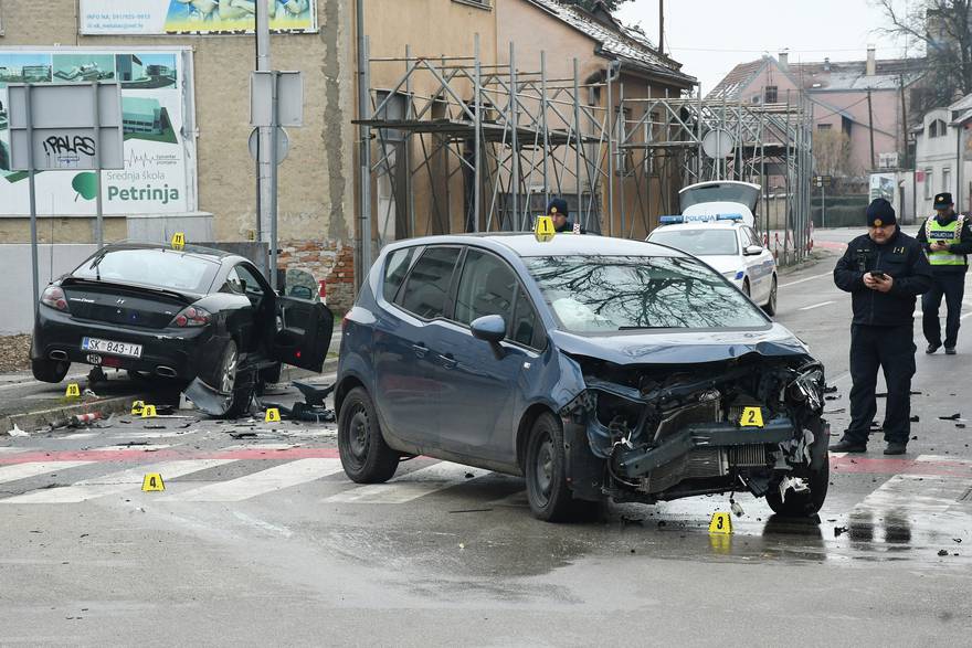 Sisak: Sudar automobila na križanju Lovrićeve i Kukuljevićeve ulice