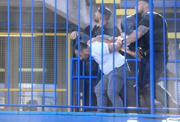 Policija privodi navijače na utakmici između Dinama i Hajduka