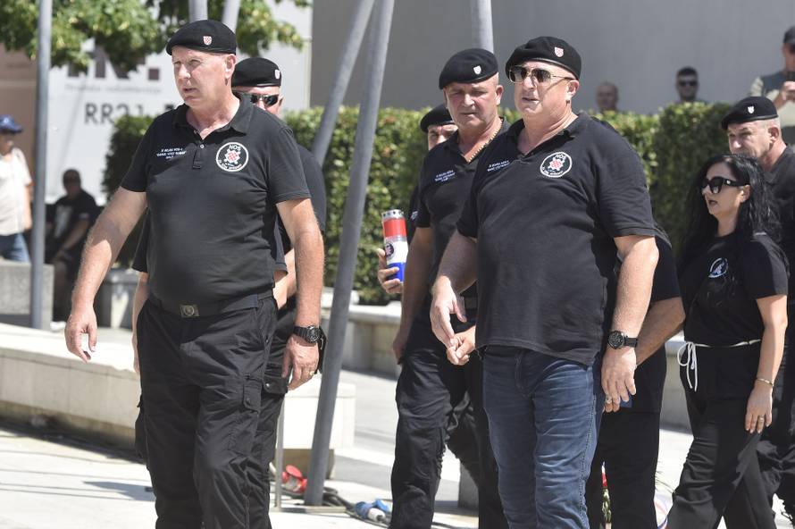 Knin: Pripadnici HOS-a odali počast braniteljima na spomeniku Oluja 95
