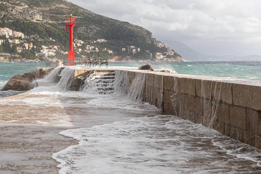 Dubrovnik: Potraga za tijelom muškarca kojeg su povukli valovi je obustavljena