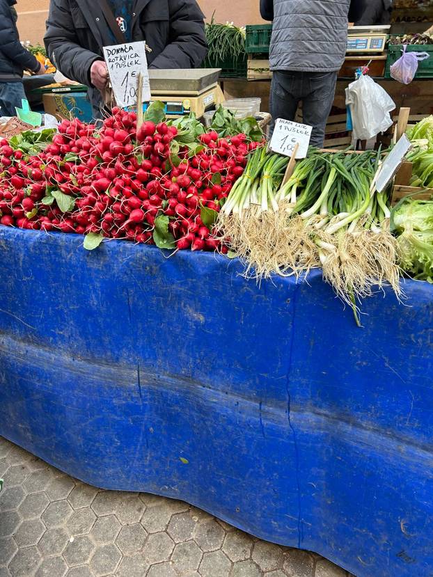 FOTO Građani šokirani! Za kilu janjetine 20 eura, rajčice po 7, a orada na Dolcu čak 28 eura